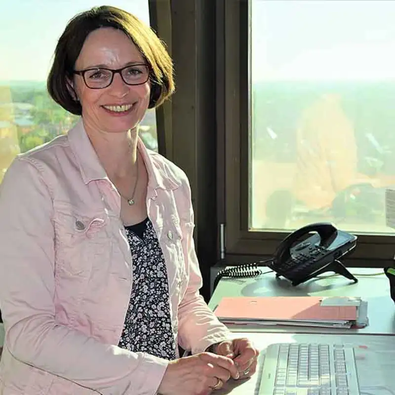 Marion Sievers aus Dithmarschen an ihrem Arbeitsplatz im oberen Stockwerk eines Hochhauses Marion Sievers aus Dithmarschen an ihrem Arbeitsplatz im oberen Stockwerk eines Hochhauses