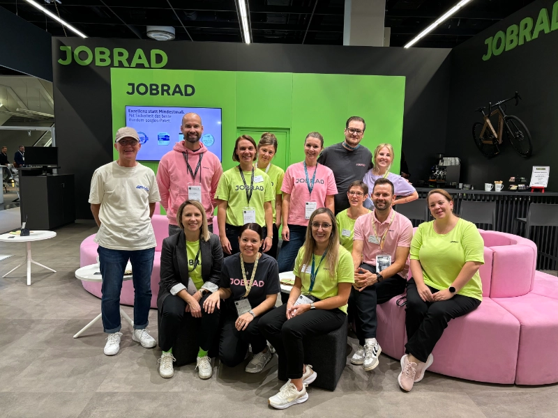 Ein Gruppenfoto von 13 JobRad-Mitarbeiter:innen auf der ZPE 2024