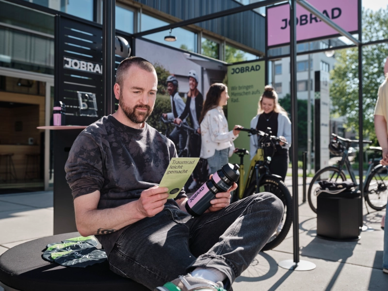 Jobradler schaut sich JobRad-Unterlagen genau an