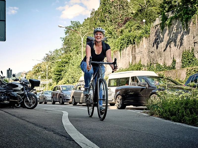 Frau fährt mit JobRad am Stau vorbei