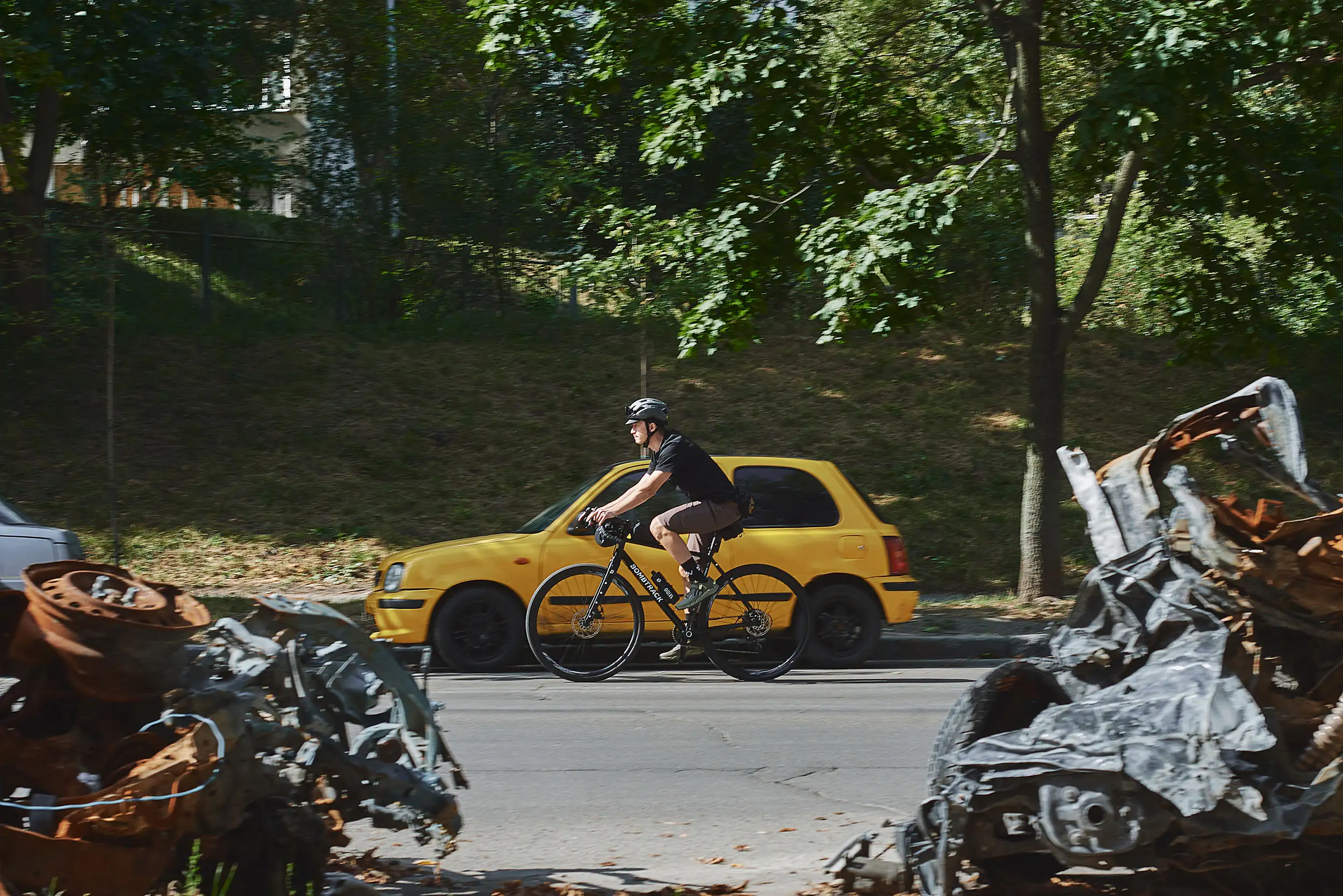 Fahrradheld Anton radelt in der Ukraine, Kriegstrümmer liegen an der Straße